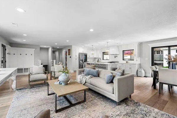 8221 Beverly DR, Prairie Village, KS 66208