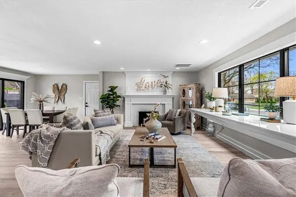 8221 Beverly DR, Prairie Village, KS 66208