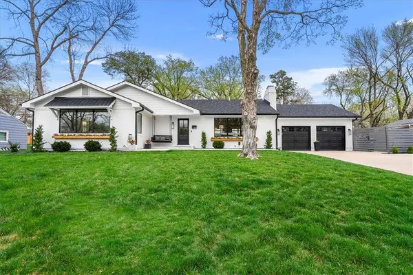 8221 Beverly DR, Prairie Village, KS 66208