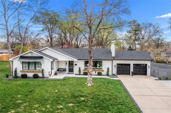 8221 Beverly DR, Prairie Village, KS 66208