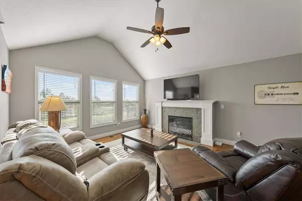 4913 141 TER, Basehor, KS 66007