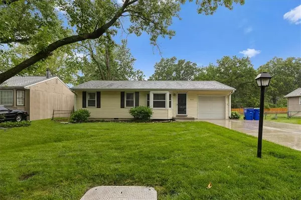 8632 Larsen ST, Overland Park, KS 66214