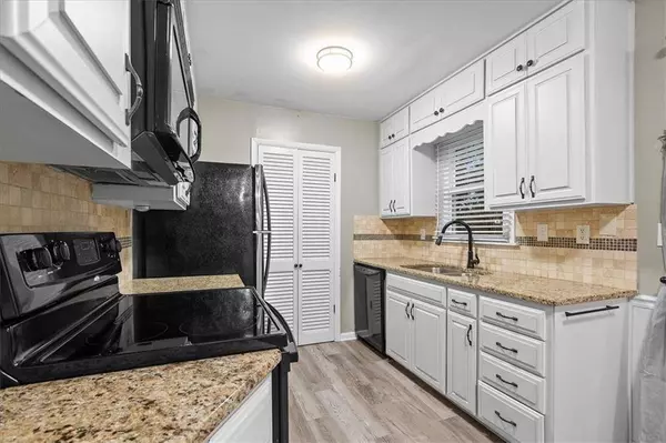 8632 Larsen ST, Overland Park, KS 66214