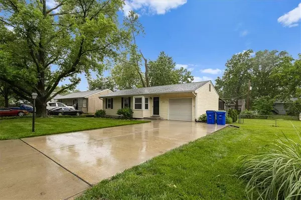 8632 Larsen ST, Overland Park, KS 66214