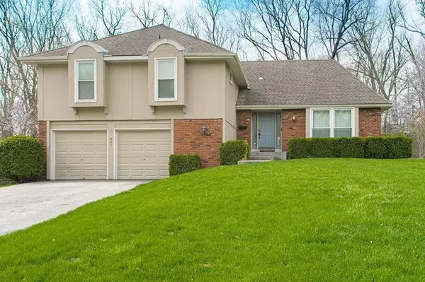 201 W 119th TER, Kansas City, MO 64145