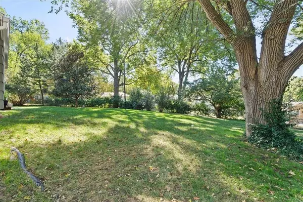 8428 Sagamore RD, Leawood, KS 66206