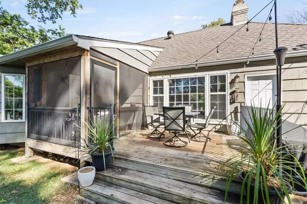 8428 Sagamore RD, Leawood, KS 66206