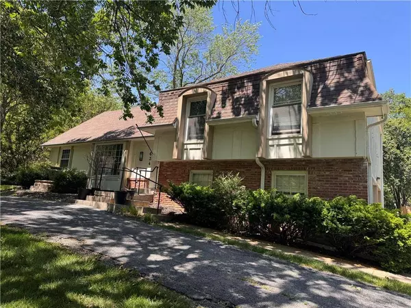 634 W Santa Fe TRL, Kansas City, MO 64145