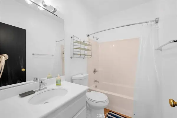 2216 Jeans CT, Signal Hill, CA 90755