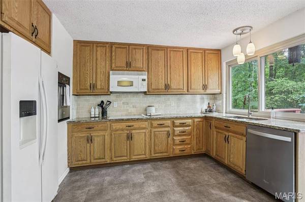 1520 Ploma DR, Ballwin, MO 63021