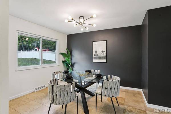 54 Sennawood DR, Fenton, MO 63026