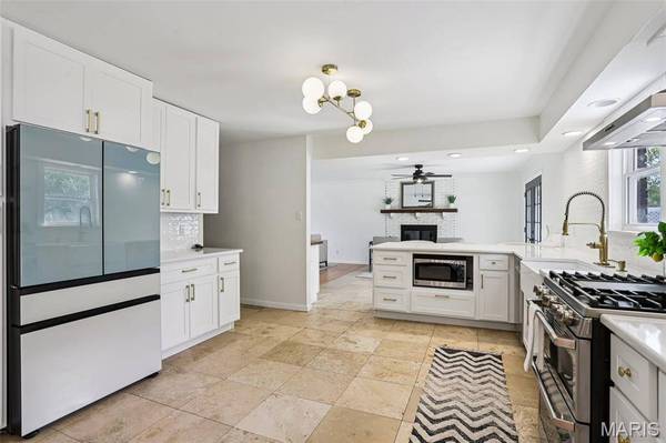 54 Sennawood DR, Fenton, MO 63026