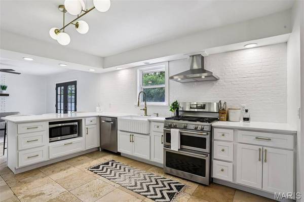 54 Sennawood DR, Fenton, MO 63026