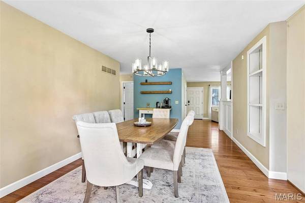 987 Century Oaks DR, Manchester, MO 63021