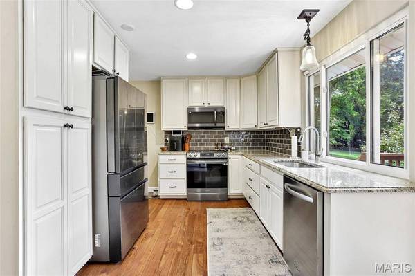 987 Century Oaks DR, Manchester, MO 63021