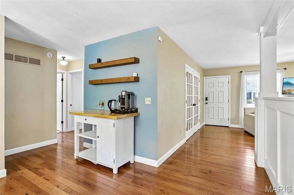 987 Century Oaks DR, Manchester, MO 63021