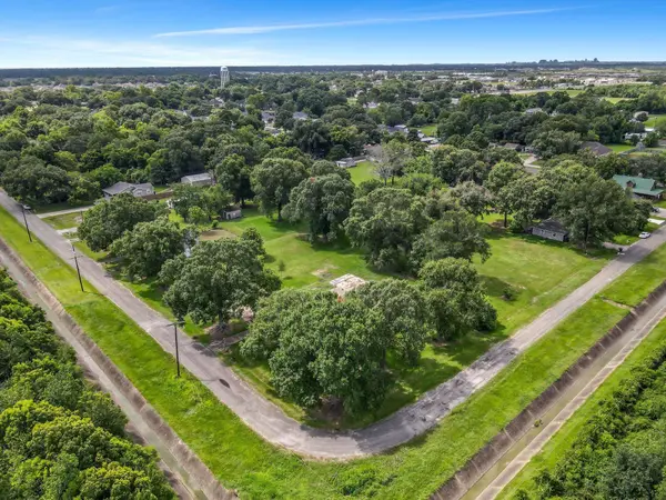 19F Mockingbird, Groves, TX 77619