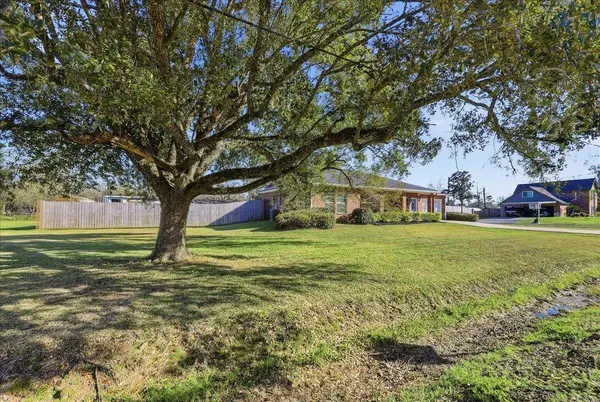 960 Dugas, Bridge City, TX 77611