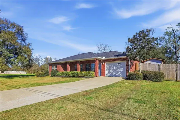 960 Dugas, Bridge City, TX 77611