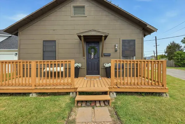 1302 Katy, Port Neches, TX 77651