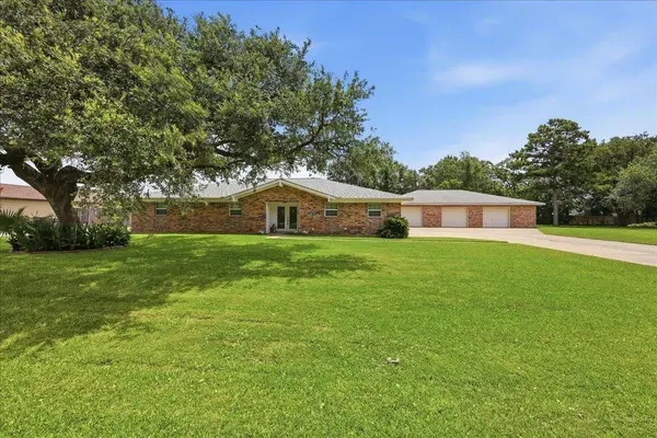 186 Poinsetta, Bridge City, TX 77611