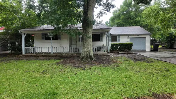 3035 Berry Ave, Groves, TX 77619