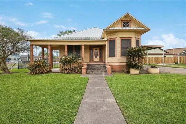 203 N Twin City Hwy, Nederland, TX 77627