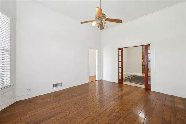 203 N Twin City Hwy, Nederland, TX 77627