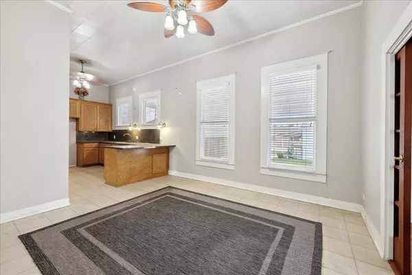 203 N Twin City Hwy, Nederland, TX 77627