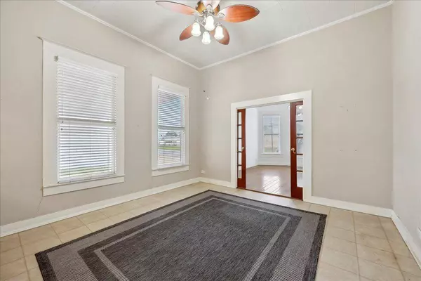 203 N Twin City Hwy, Nederland, TX 77627