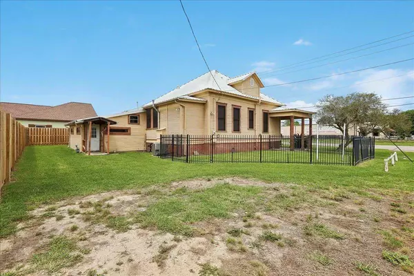 203 N Twin City Hwy, Nederland, TX 77627