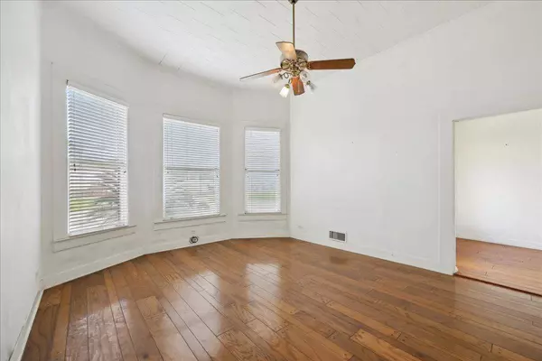 203 N Twin City Hwy, Nederland, TX 77627