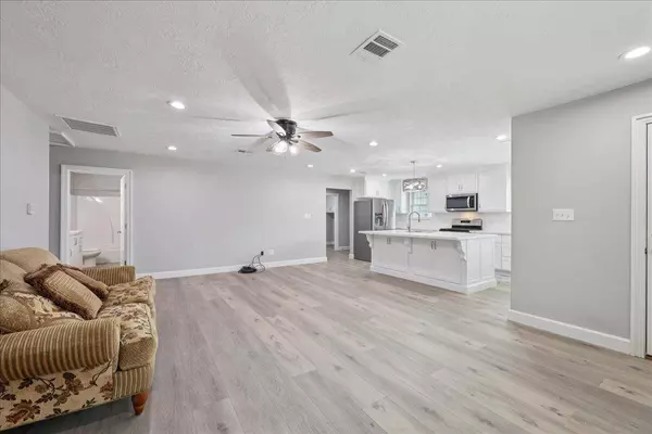 379 Rose Ln, Orange, TX 77632