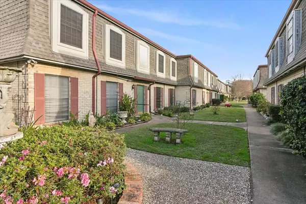 2901 Helena AVE #102, Nederland, TX 77627