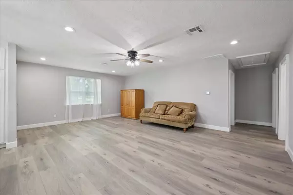 379 Rose LN, Orange, TX 77632