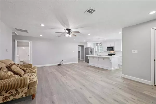 379 Rose LN, Orange, TX 77632