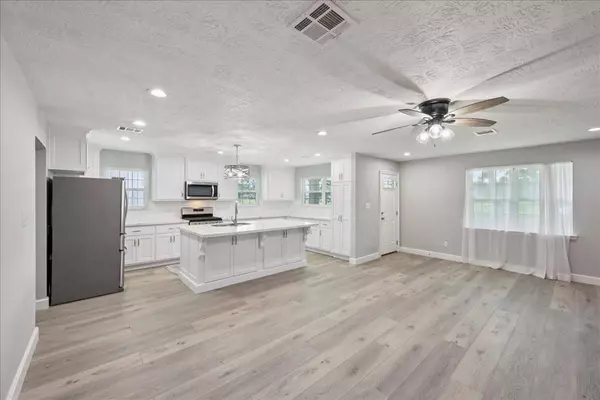 379 Rose LN, Orange, TX 77632