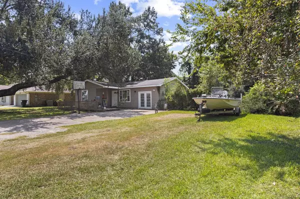 315 N 3rd St, Nederland, TX 77627