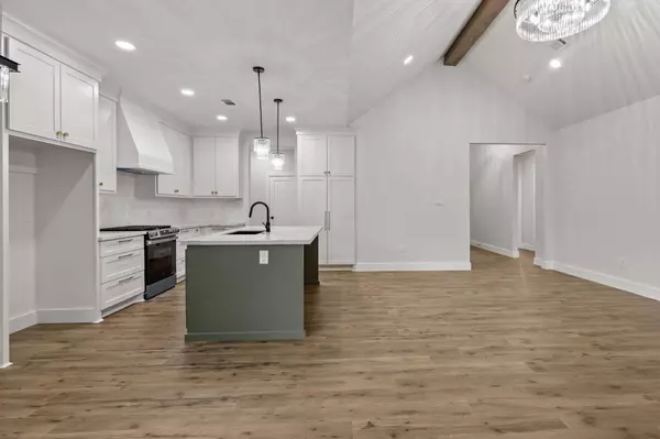 2777 Poydras CT, Nederland, TX 77627