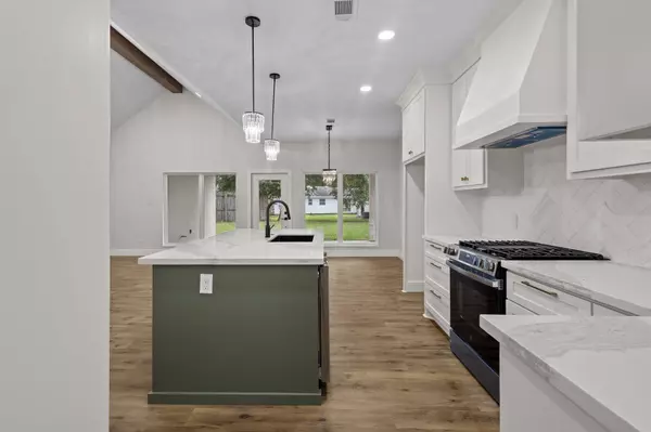 2777 Poydras CT, Nederland, TX 77627