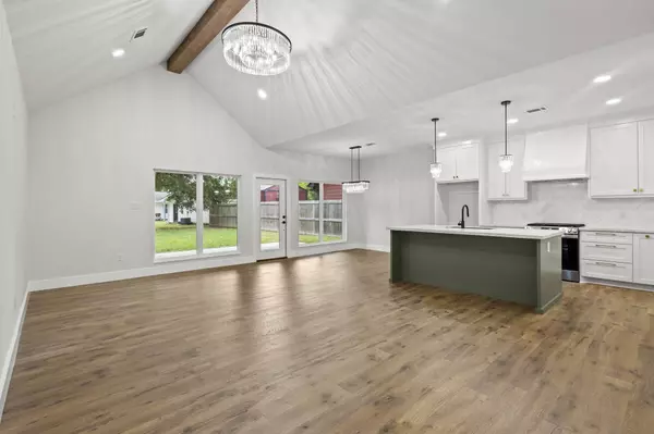 2777 Poydras CT, Nederland, TX 77627