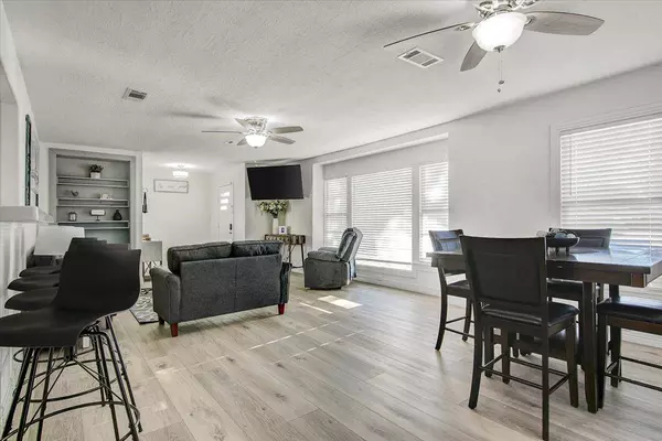 6301 32nd St, Groves, TX 77619