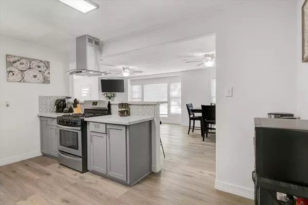 6301 32nd St, Groves, TX 77619