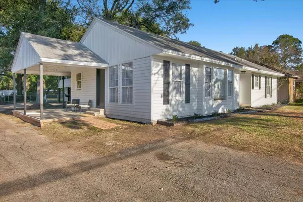 6301 32nd St, Groves, TX 77619