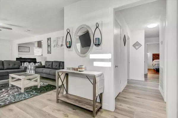 6301 32nd St, Groves, TX 77619