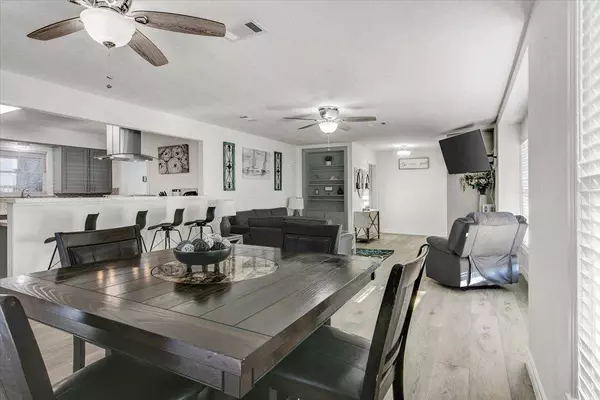 6301 32nd St, Groves, TX 77619