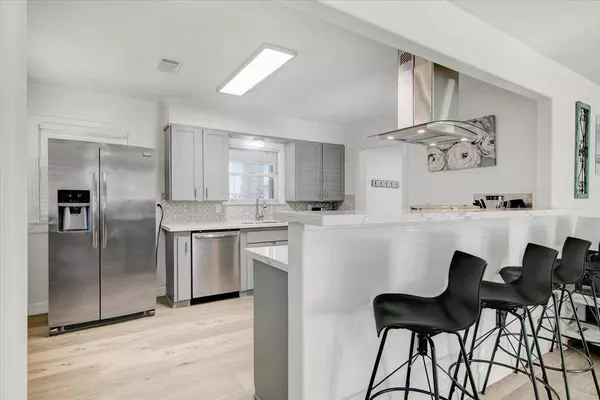 6301 32nd St, Groves, TX 77619