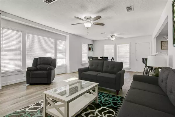 6301 32nd St, Groves, TX 77619