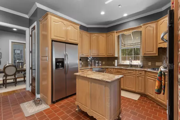 1429 Graham LN, Port Neches, TX 77651