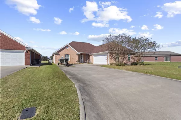 4085 Lake Arthur Dr, Port Arthur, TX 77627